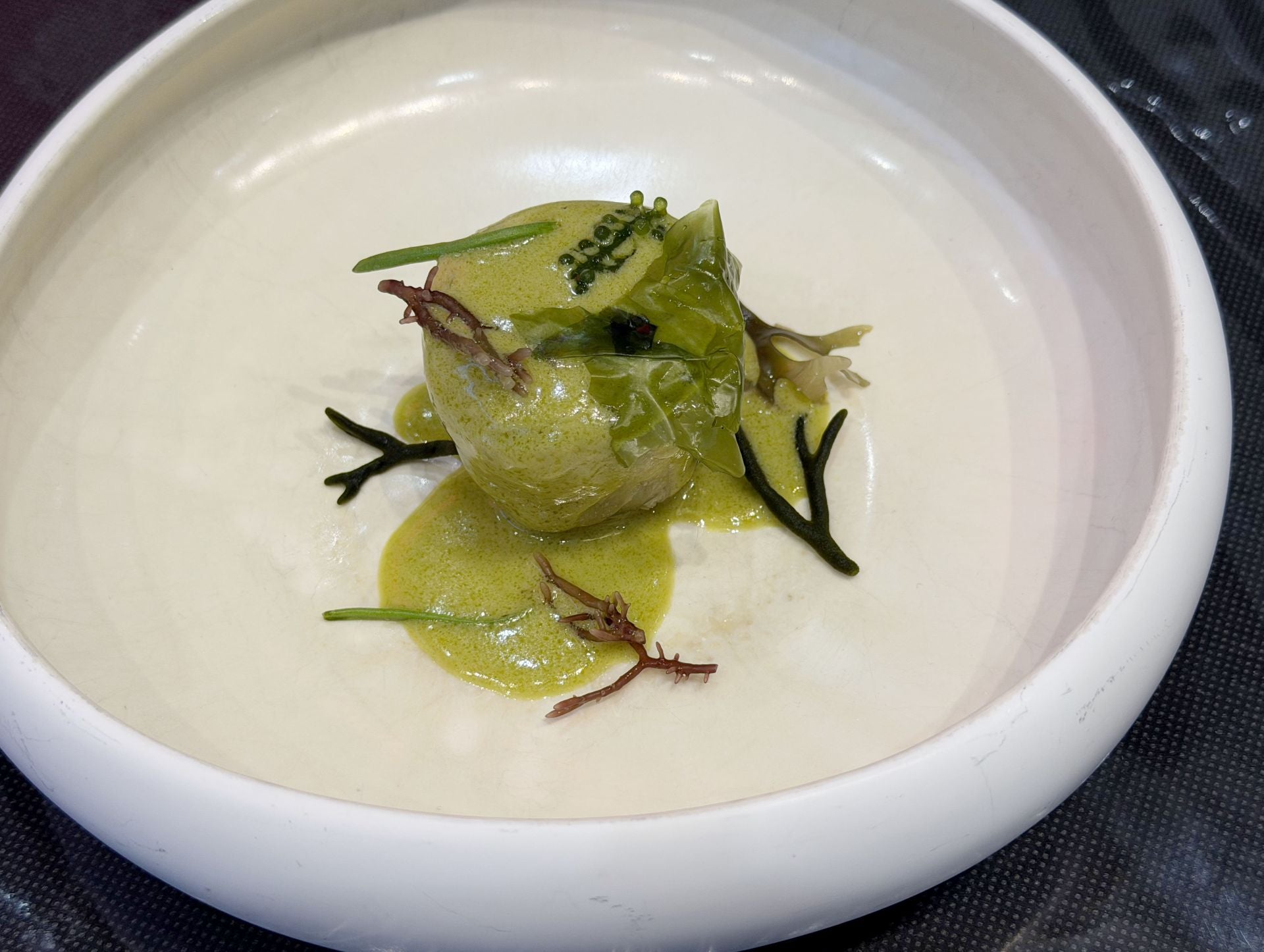 Imagen secundaria 1 - El jurado, el plato ganador y los chef cocinando durante el concurso. 