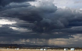 Nubarrones sobre la playa de la Malvarrosa, en una imagen de archivo.