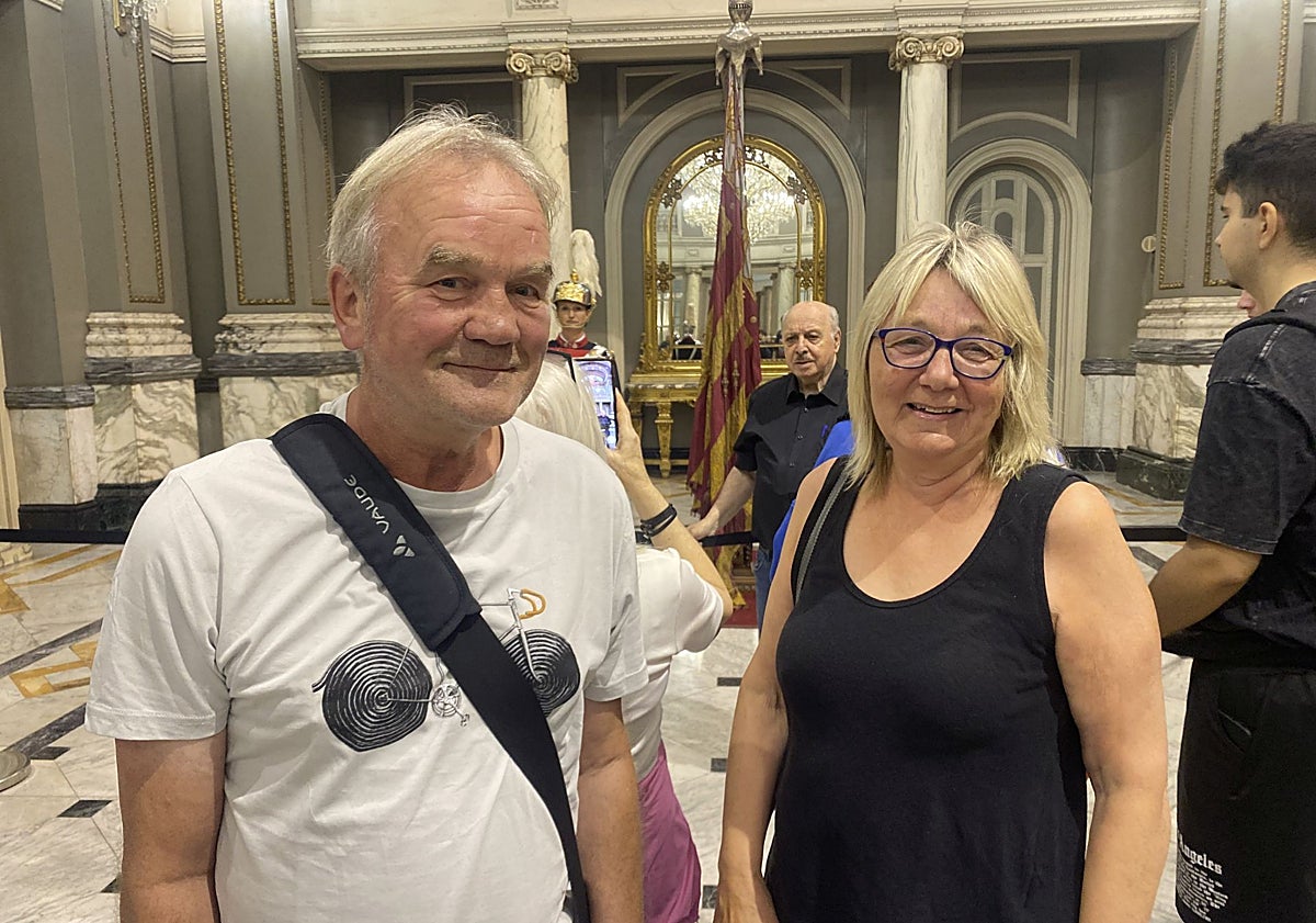 Imagen principal - Brigitte y Muchael, turistas alemanes; Pedro Rubio (d) junto a Catalá y Germán y Paqui.