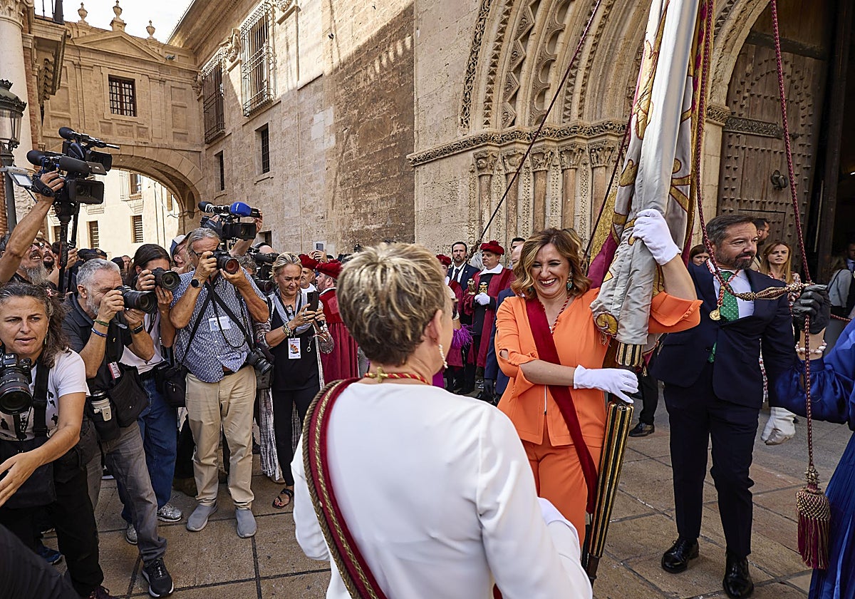 La Senyera a la salida de la Catedral el año pasado.