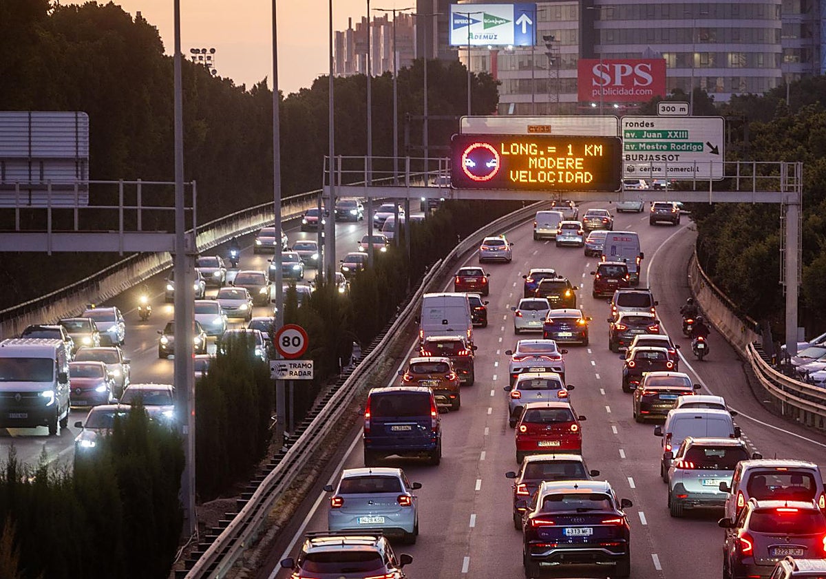 Imagen principal - El tráfico desborda la Pista de Ademuz