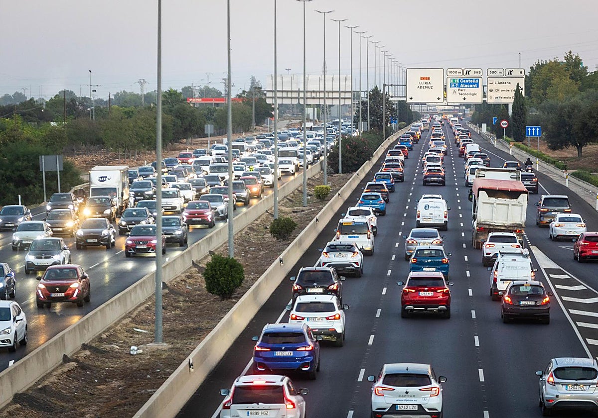 Retenciones a primera hora en el entorno del acceso al by-pass y al Parque Tecnológico.