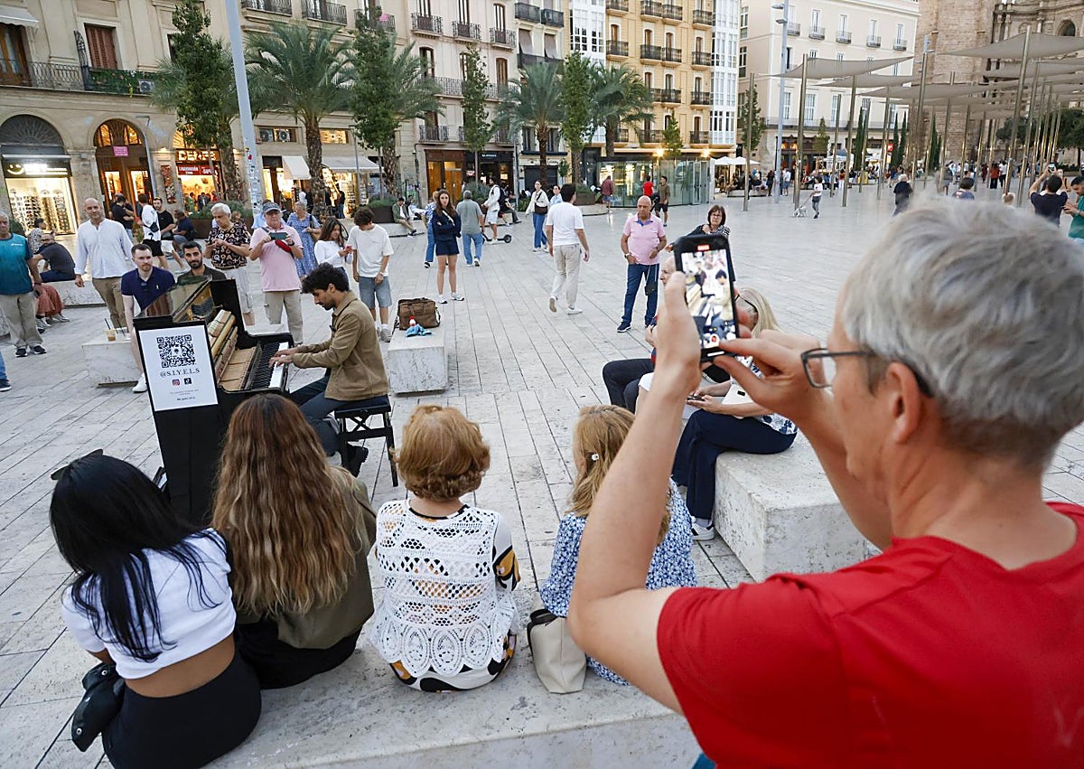 Imagen secundaria 1 - El pianista itinerante que toca al cielo de Valencia