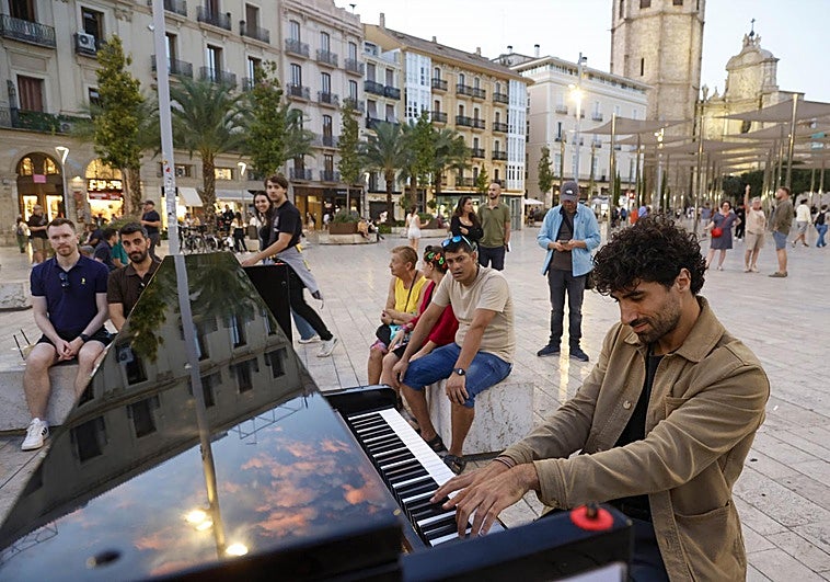 Siyels ofrece uno de sus conciertos de piano en la Plaza de la Reina.
