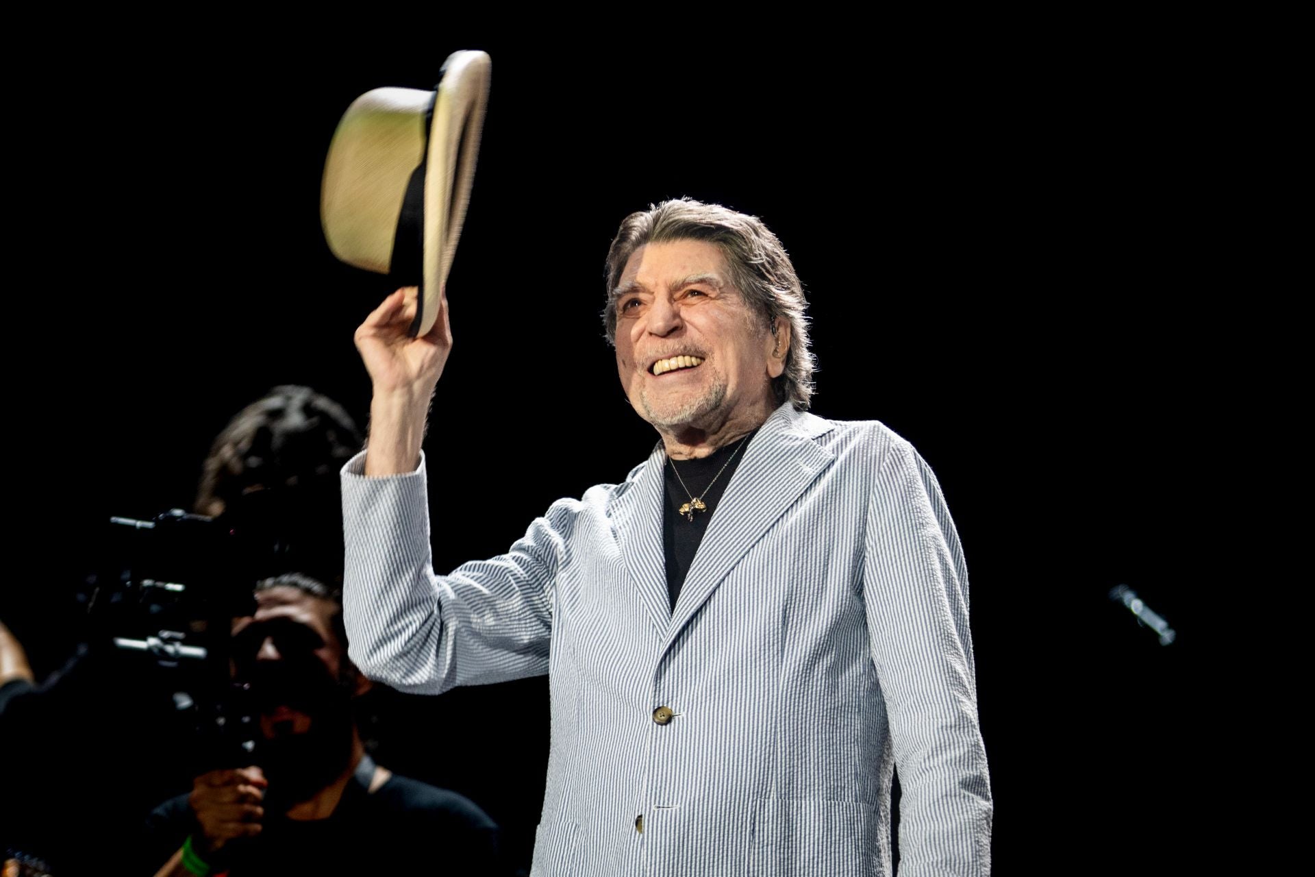 Sabina se despide de Valencia con el primero de tres conciertos de su gira final