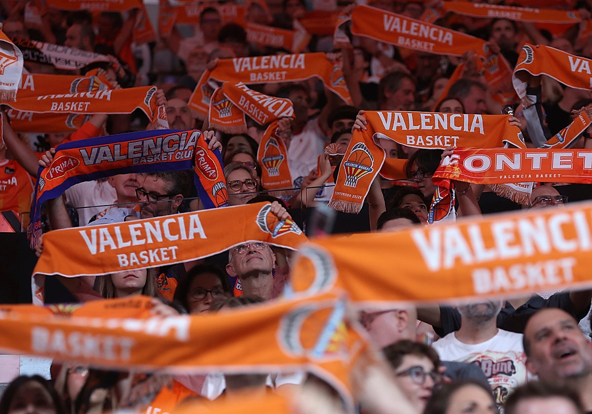 La afición taronja en el Roig Arena.