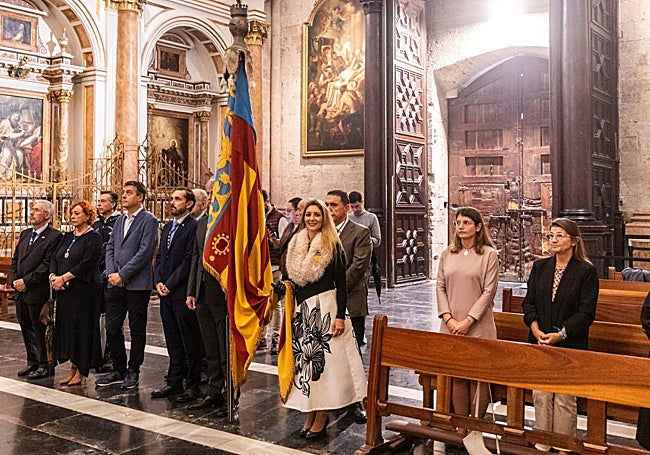 Directiva de Lo Rat Penat y la regina dels Jocs Florals, María García Vallcananera, con la Senyera de Lo Rat Penat