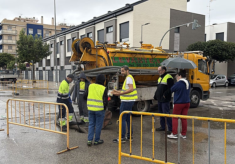 El alcalde de Alcàsser, Alberto Primo, ha estado en la zona preocupándose por los vecinos y el estado del alcantarillado.