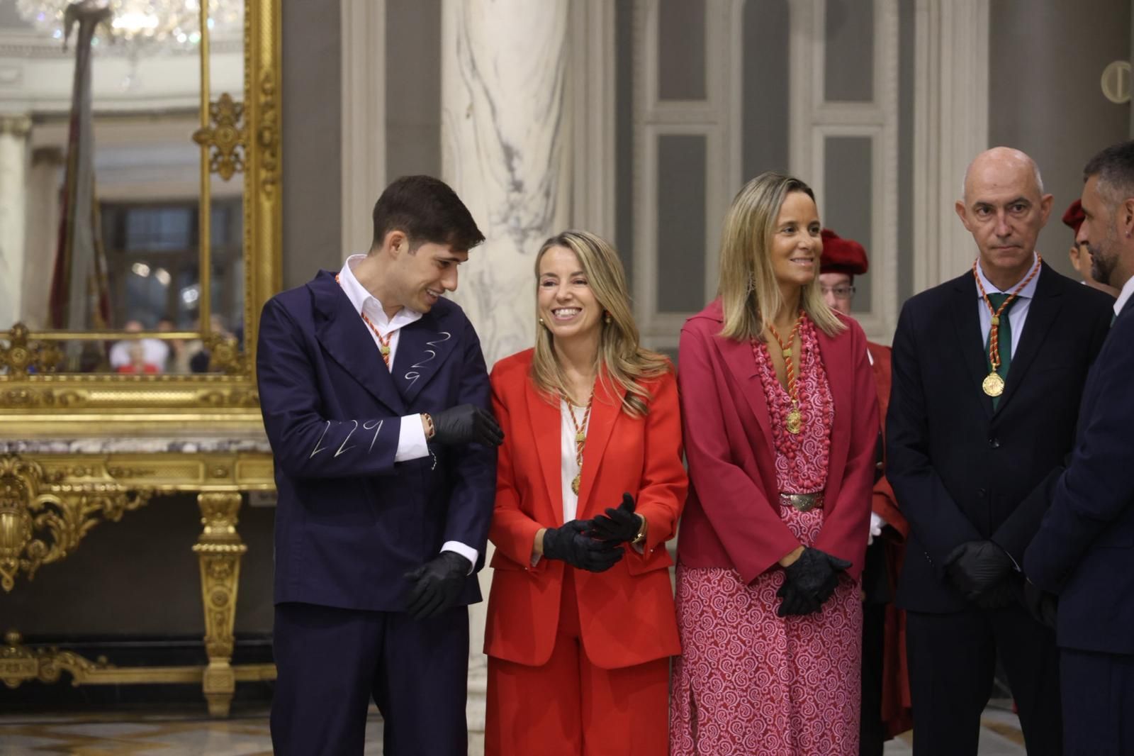 Fotos del pequeño acto en el Salón de Cristal para rendir homenaje a la Reial Senyera