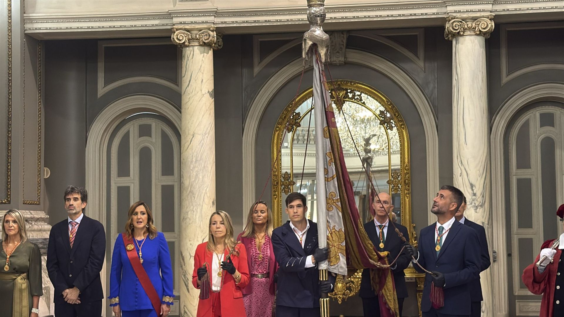 Fotos del pequeño acto en el Salón de Cristal para rendir homenaje a la Reial Senyera