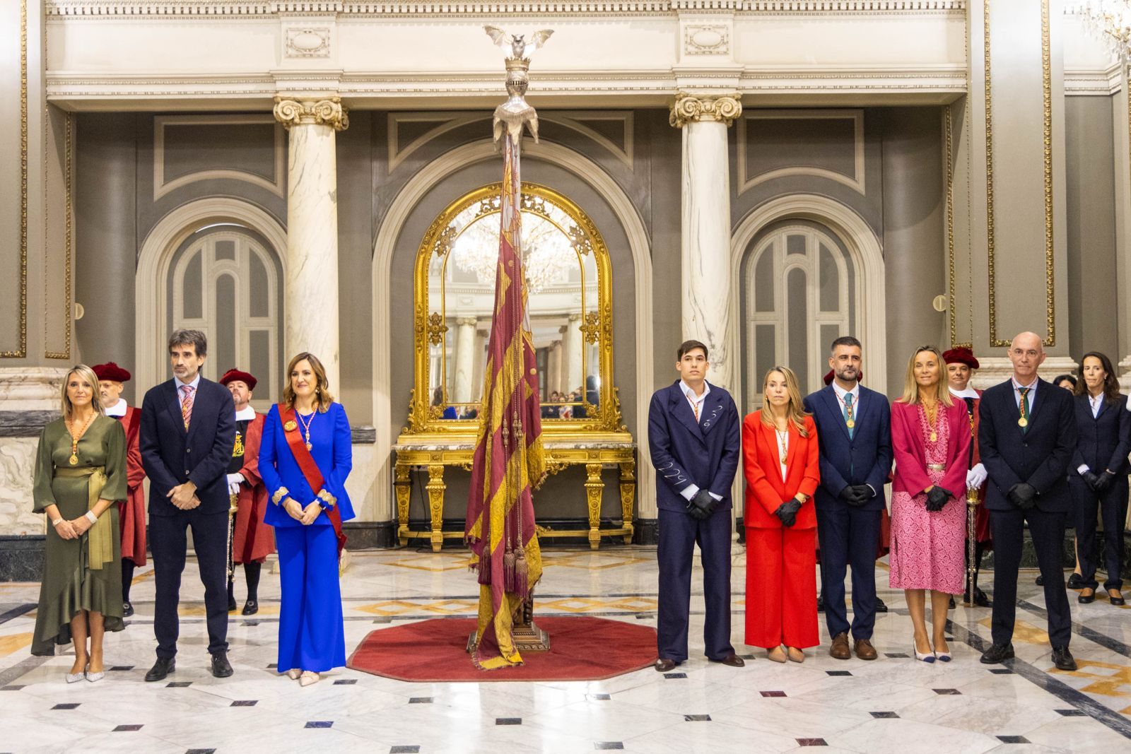 Fotos del pequeño acto en el Salón de Cristal para rendir homenaje a la Reial Senyera