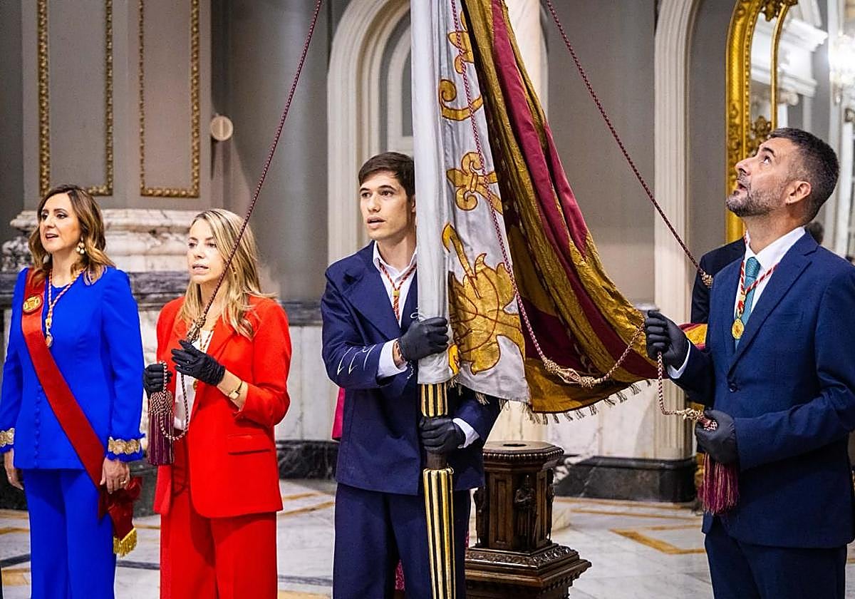 Acto en el Salón de Cristal para rendir homenaje a la Reial Senyera.