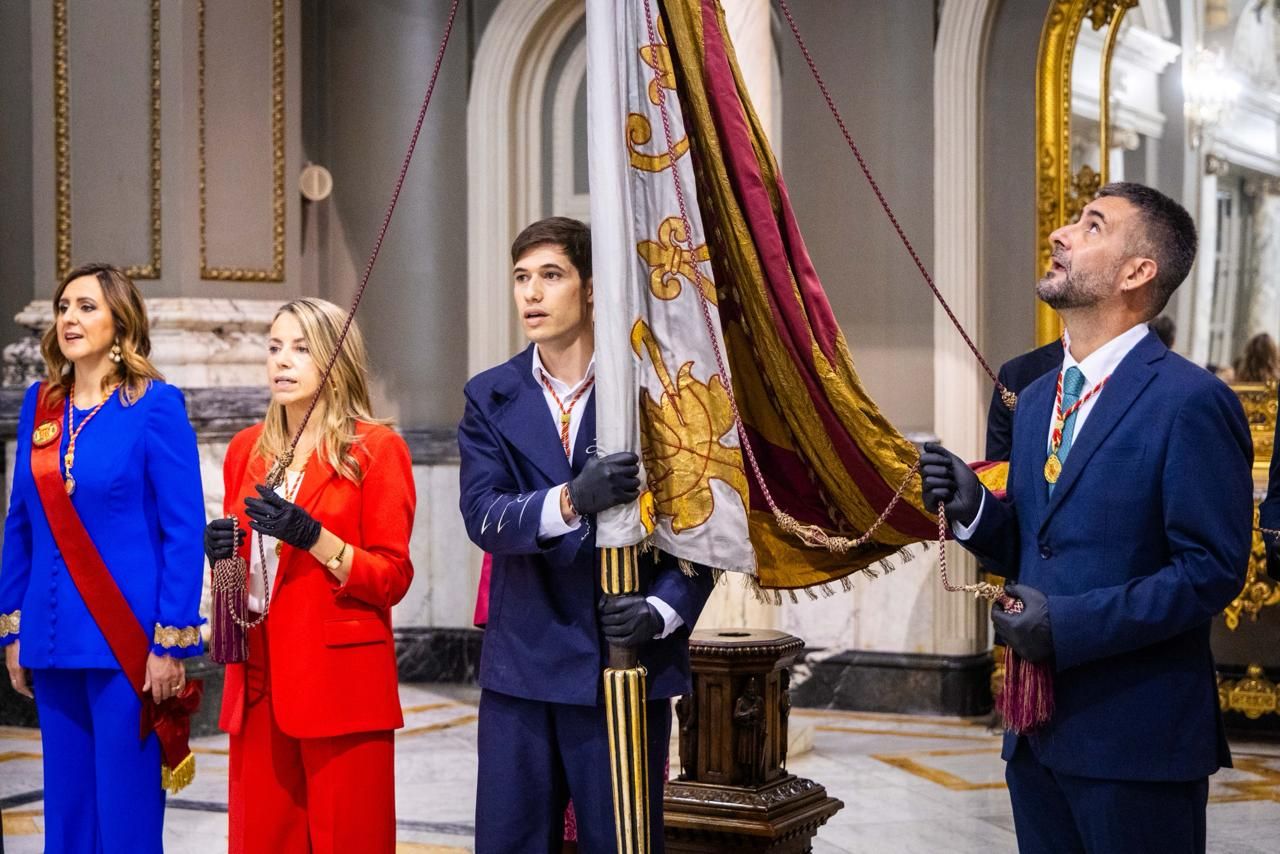 Fotos del pequeño acto en el Salón de Cristal para rendir homenaje a la Reial Senyera