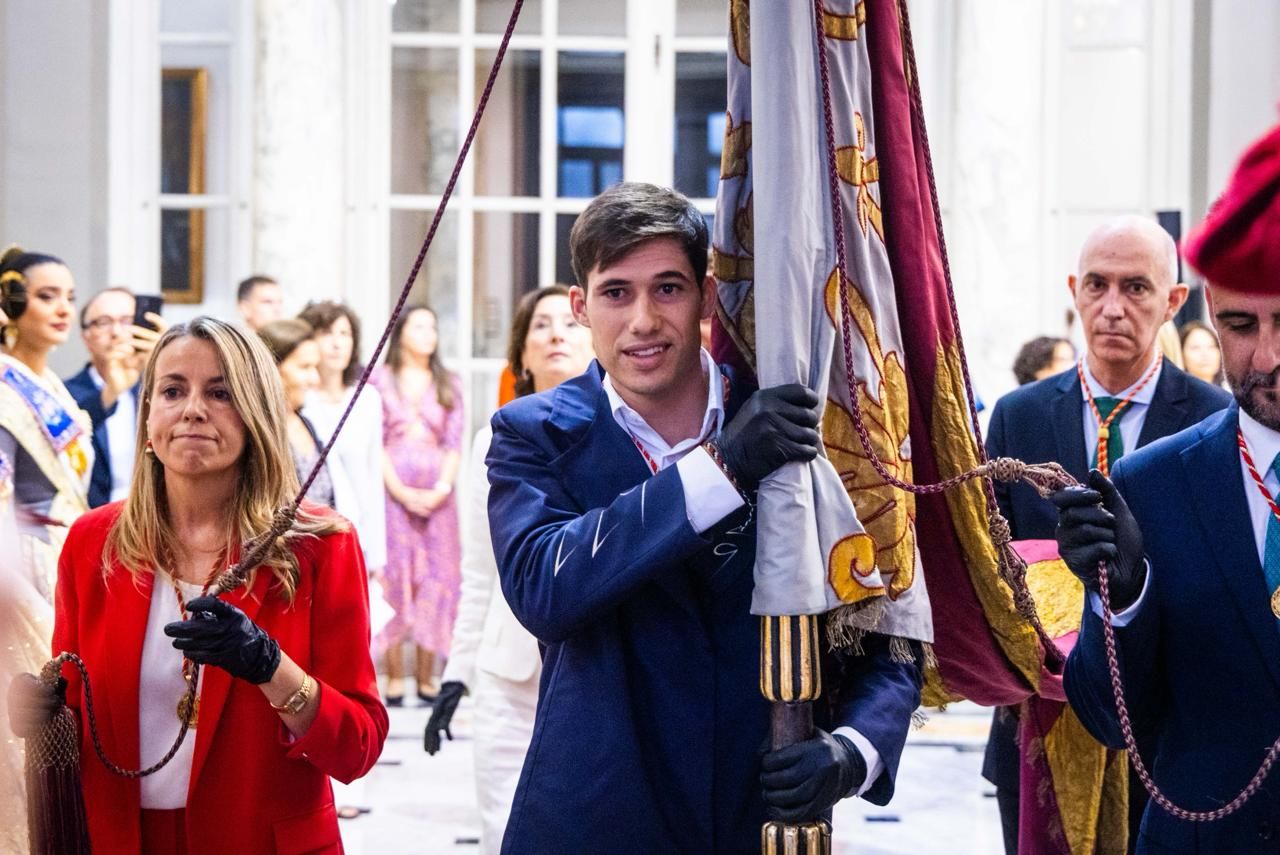 Fotos del pequeño acto en el Salón de Cristal para rendir homenaje a la Reial Senyera