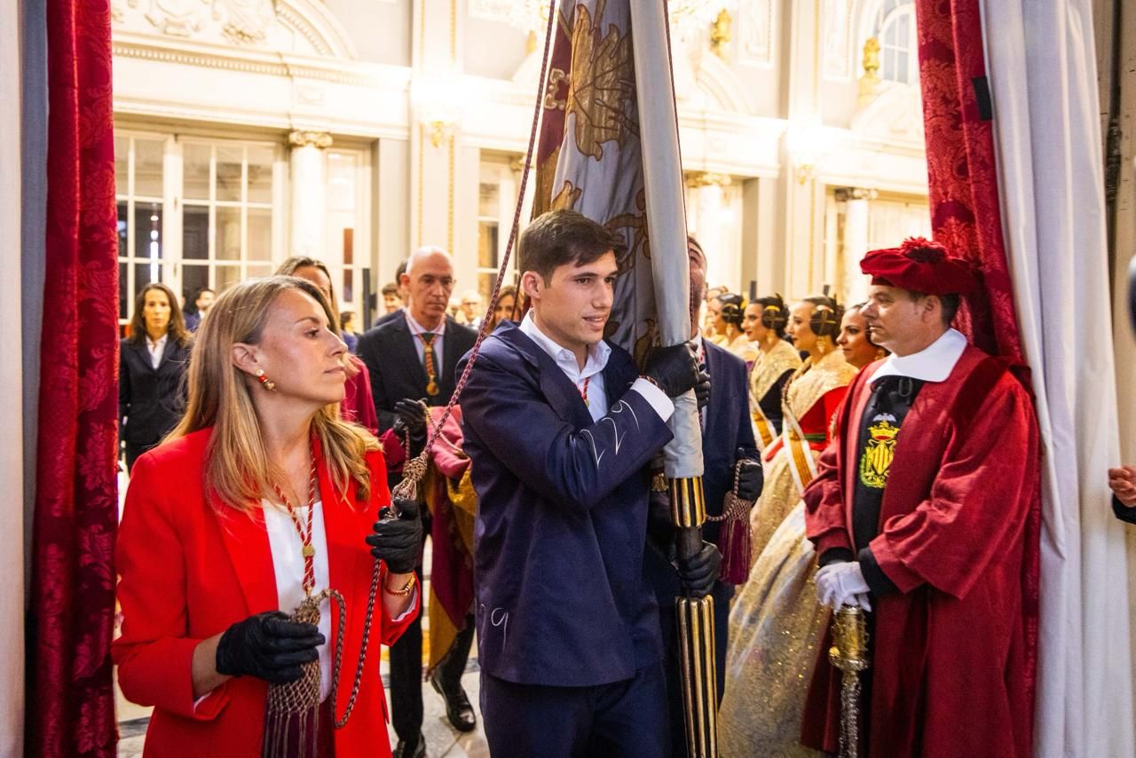 Fotos del pequeño acto en el Salón de Cristal para rendir homenaje a la Reial Senyera