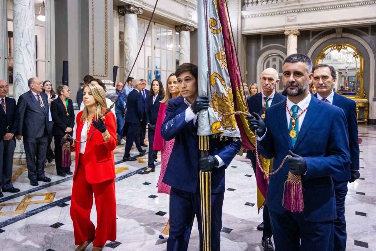 Fotos del pequeño acto en el Salón de Cristal para rendir homenaje a la Reial Senyera