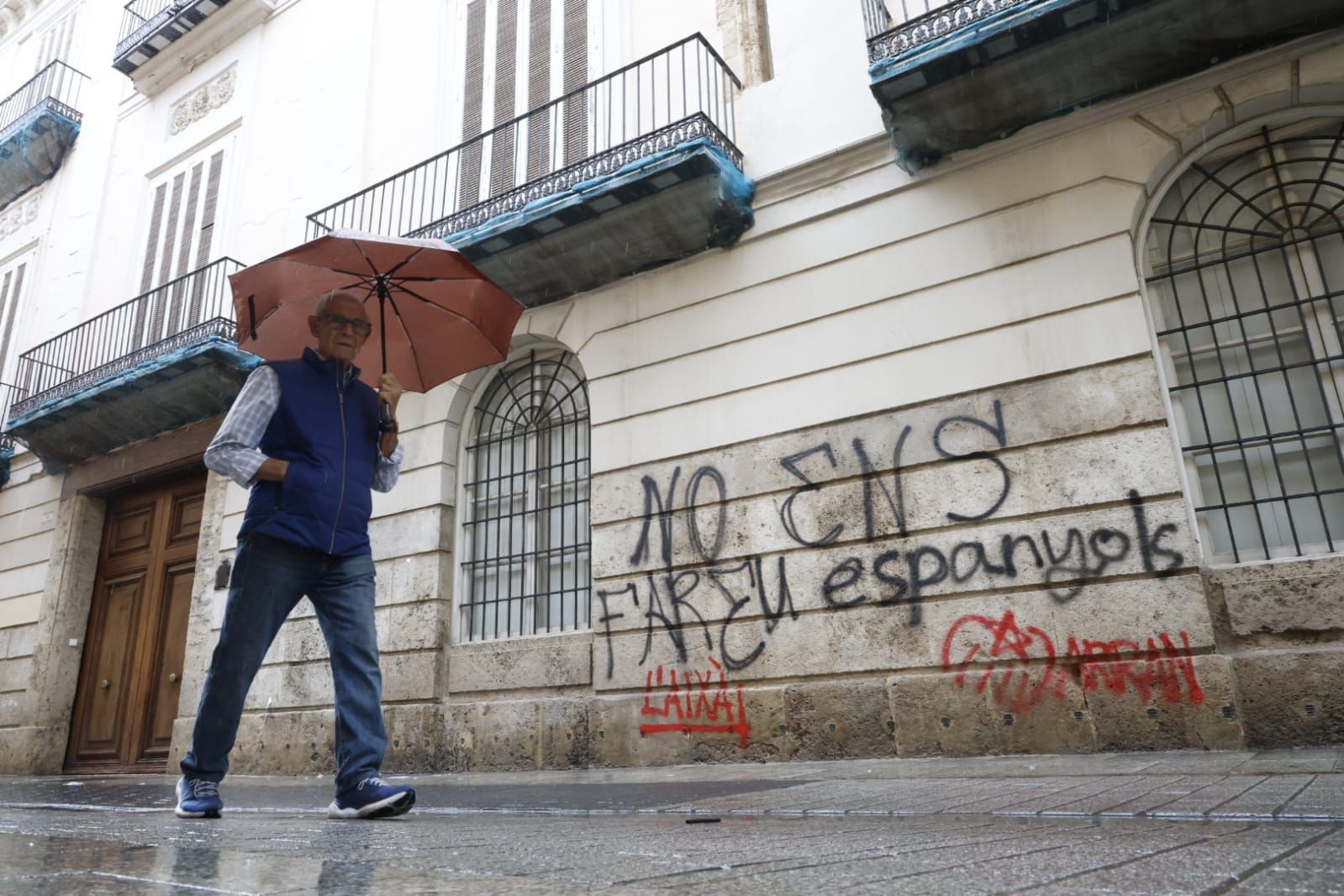 FOTOS | La sede de Lo Rat Penat amanece vandalizada