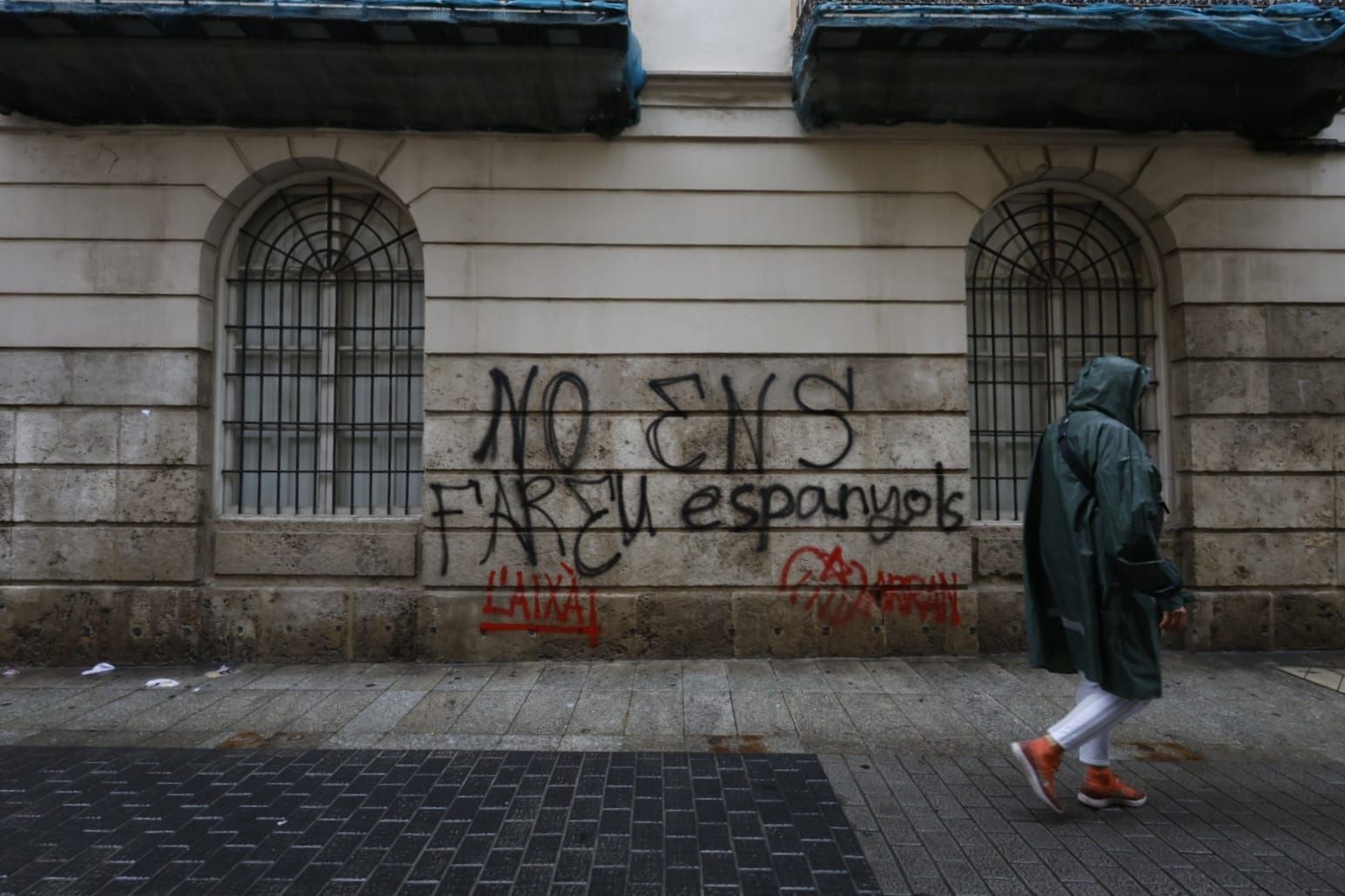 FOTOS | La sede de Lo Rat Penat amanece vandalizada