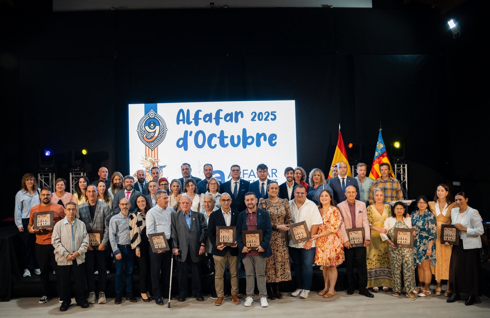 Imagen principal - Los municipios celebran el 9 d&#039;Octubre con recuerdo a las víctimas y voluntarios de la dana