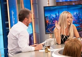 Pablo Motos junto a Ana Mena, durante el programa.