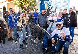 Varios ganadores celebran premio de lotería, en una imagen de archivo.