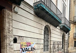 La fachada de Lo Rat Penat, vandalizada: «No ens fareu espanyols»