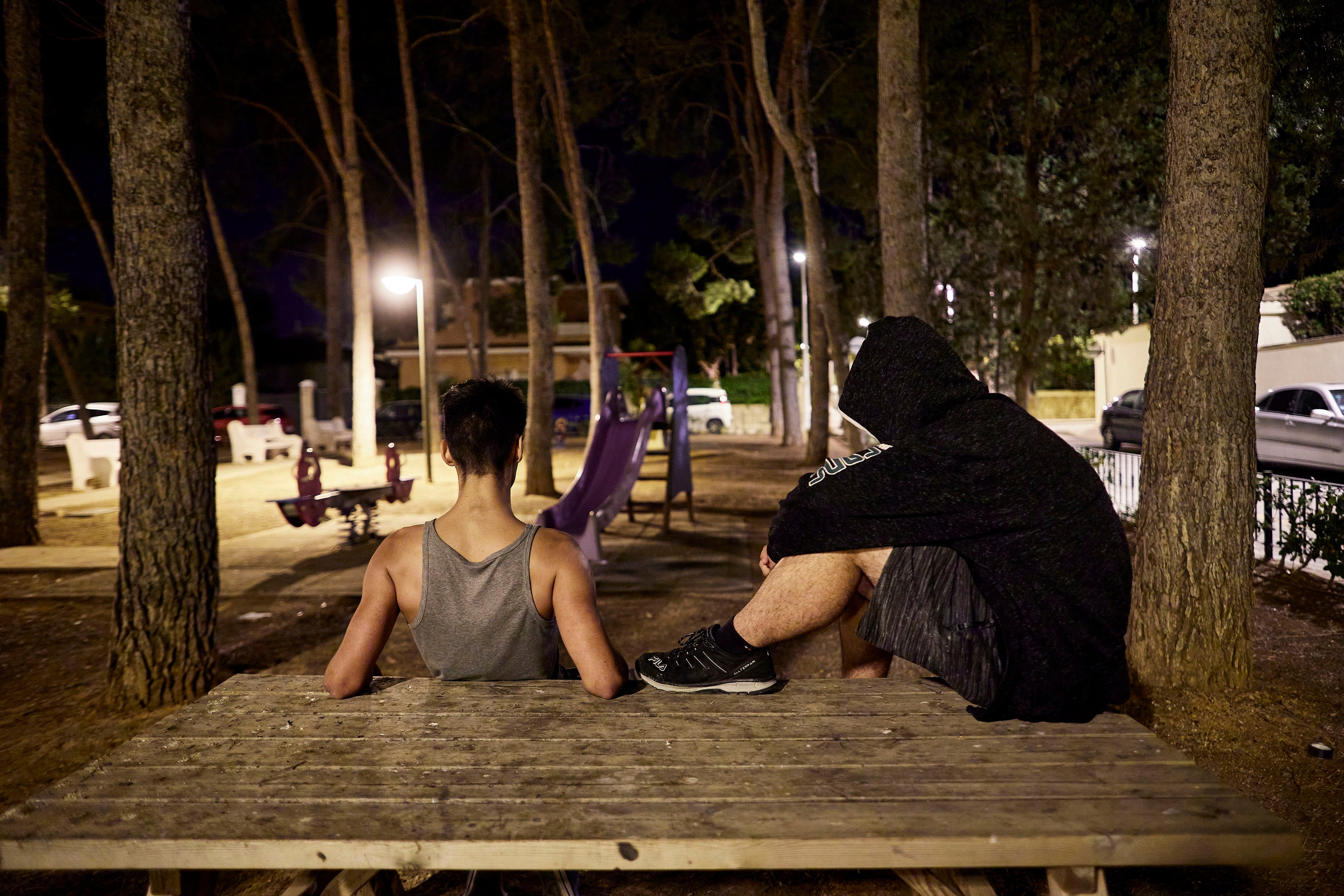 Dos jóvenes que reconocen participar en peleas, en un parque de un pueblo de Valencia.