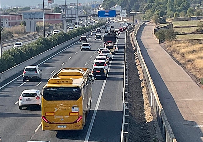 Vehículos parados en plena autovía para acceder a L'Eliana.