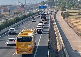 Vehículos parados en plena autovía para acceder a L'Eliana.