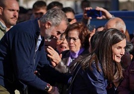 Los reyes Felipe VI y Letizia durante su visita a uno de los pueblos afectados por la dana.