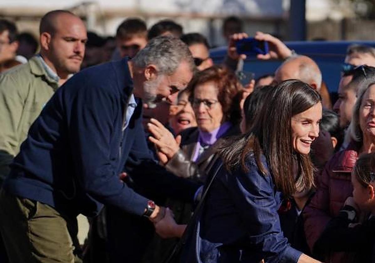 Los Reyes Felipe y Letizia durante su visita a Utiel.