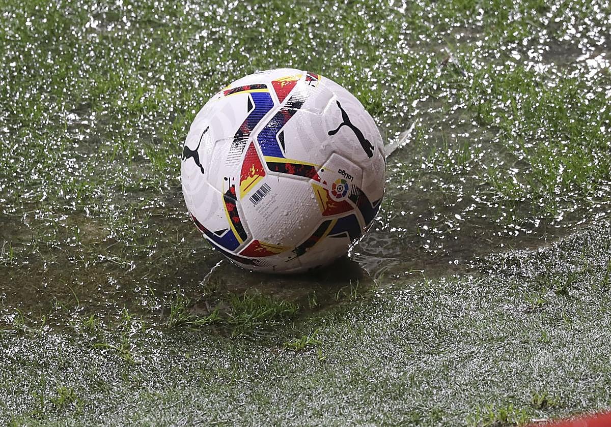 Un balón de fútbol bajo la lluvia, en una imagen de archivo.