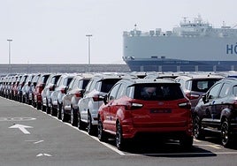 Vehículos fabricados por Ford a la espera de ser embarcados en el puerto de Valencia