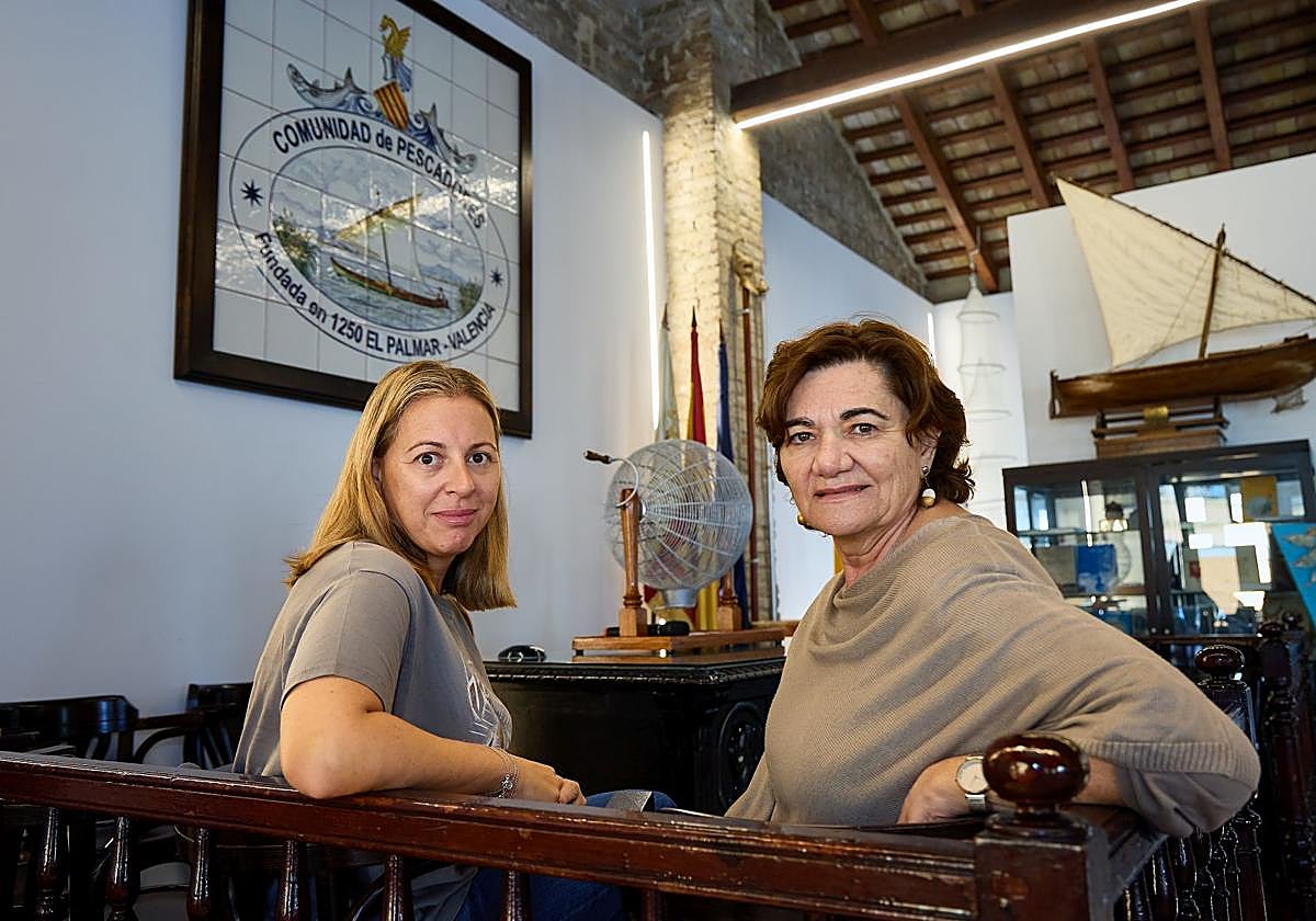 Amparo Aleixandre y Carmen Serrano, en la sala del sorteo de redolins de la Comunida de El Palmar.