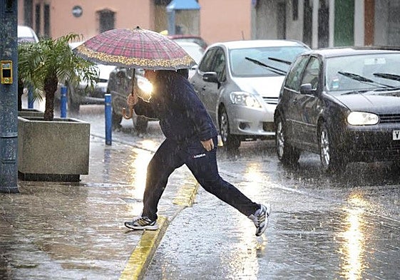 Una mujer cruza una carretera en Oliva, en una imagen de archivo.