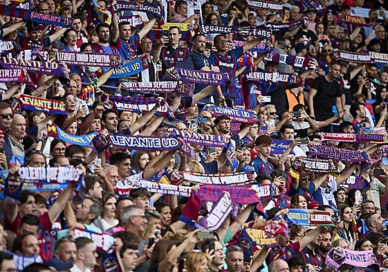 Aficionados del Levante, en el Ciutat de València.