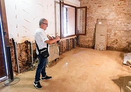 El director del Mupa, Francesc Martínez, muestra el estado de la planta baja del museo.