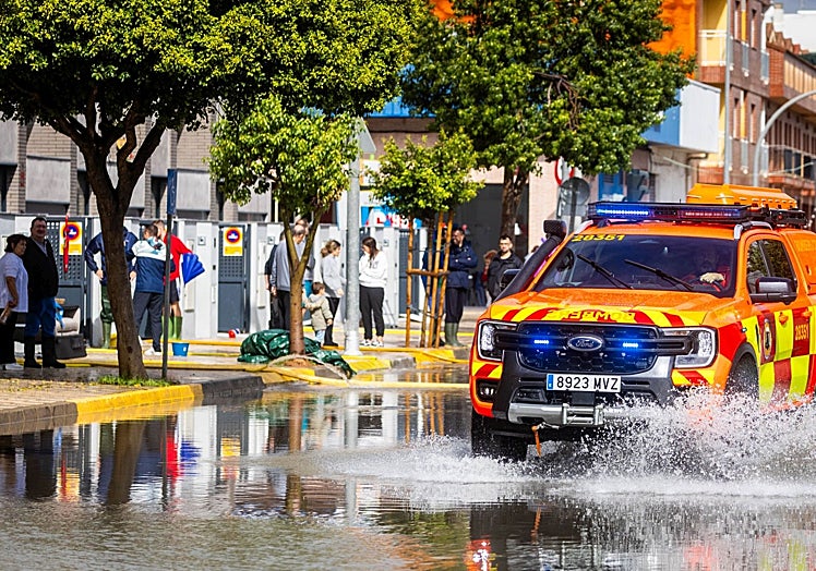 Bomberos en la zona de adosados de Alcàsser afectada por tercer día por las lluvias.