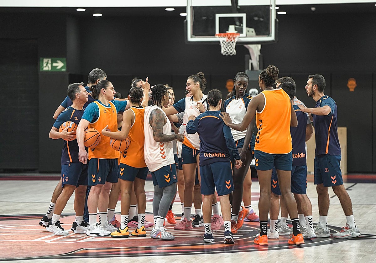 Las jugadoras del Valencia Basket, durante un entrenamiento.