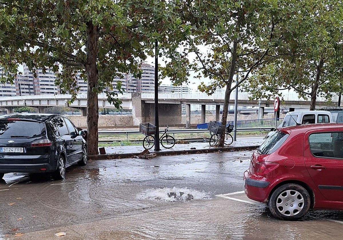 El agua vuelve a desbordar el alcantarillado de La Torre