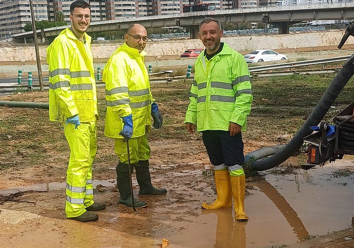 Imagen principal - Operarios trabajando en La Torre, apertura de compuertas y calle llena de agua.