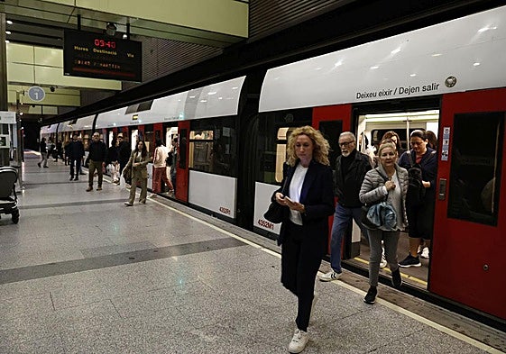 Pasajeros salen de un vagón de metro, en Valencia.