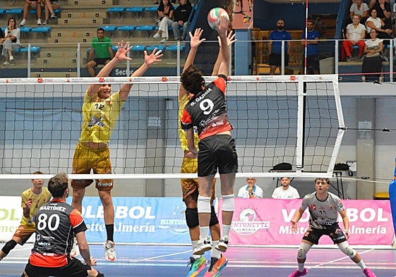 Un instante del partido del Club Voleibol Xàtiva.