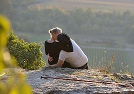 Pareja de enamorados se besa.