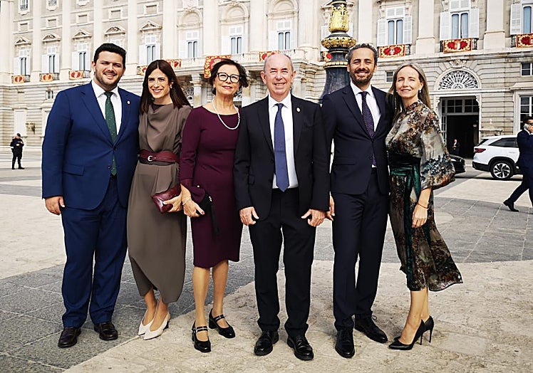 Los alcades de Albal, Massanassa y Alcàsser con sus acompañantes antes de la recepción.