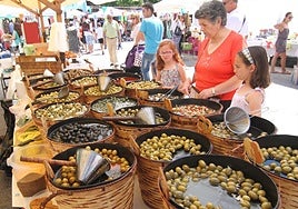 Un puesto de aceitunas en un mercadillo.