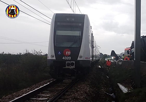 Línea de metro que se suspendió el viernes en Montortal por el accidente de un camión.
