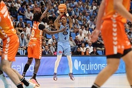 Un jugador de Breogón lanza a canasta.