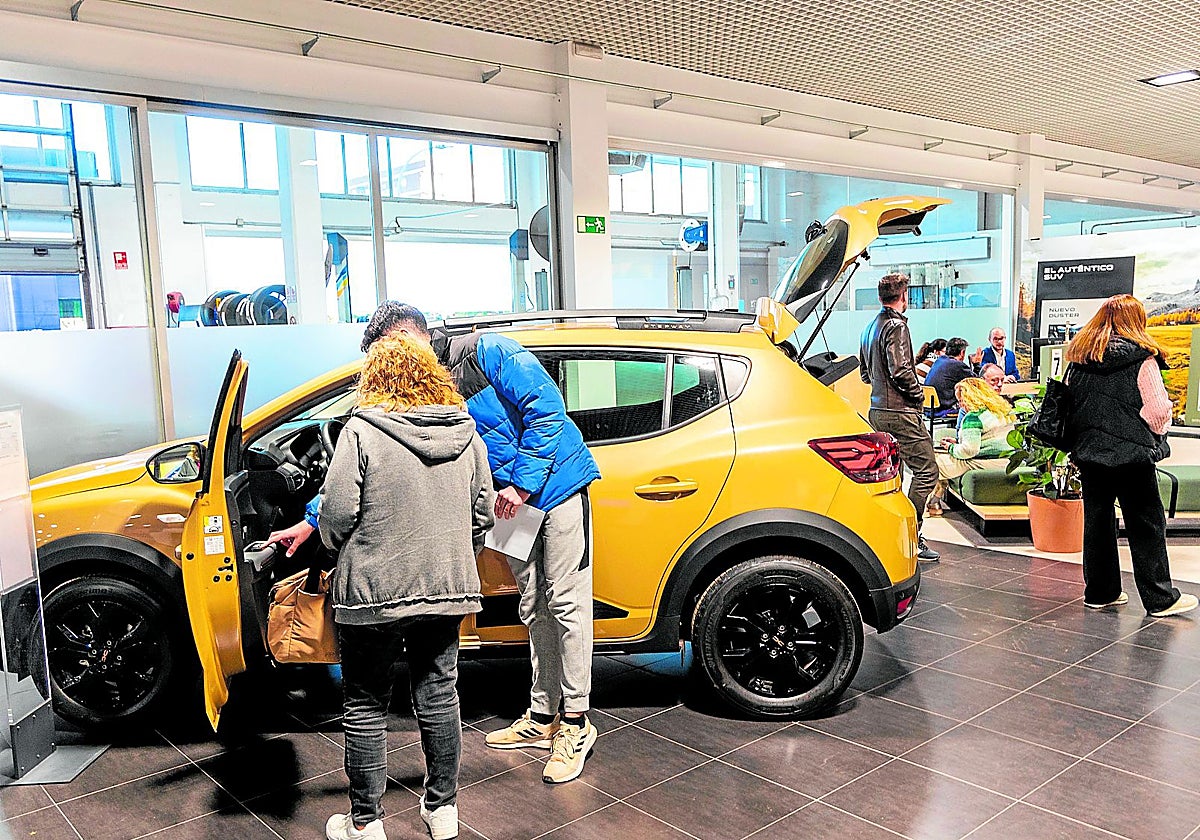 Afectados por la dana compran un vehículo nuevo en un concesionario.