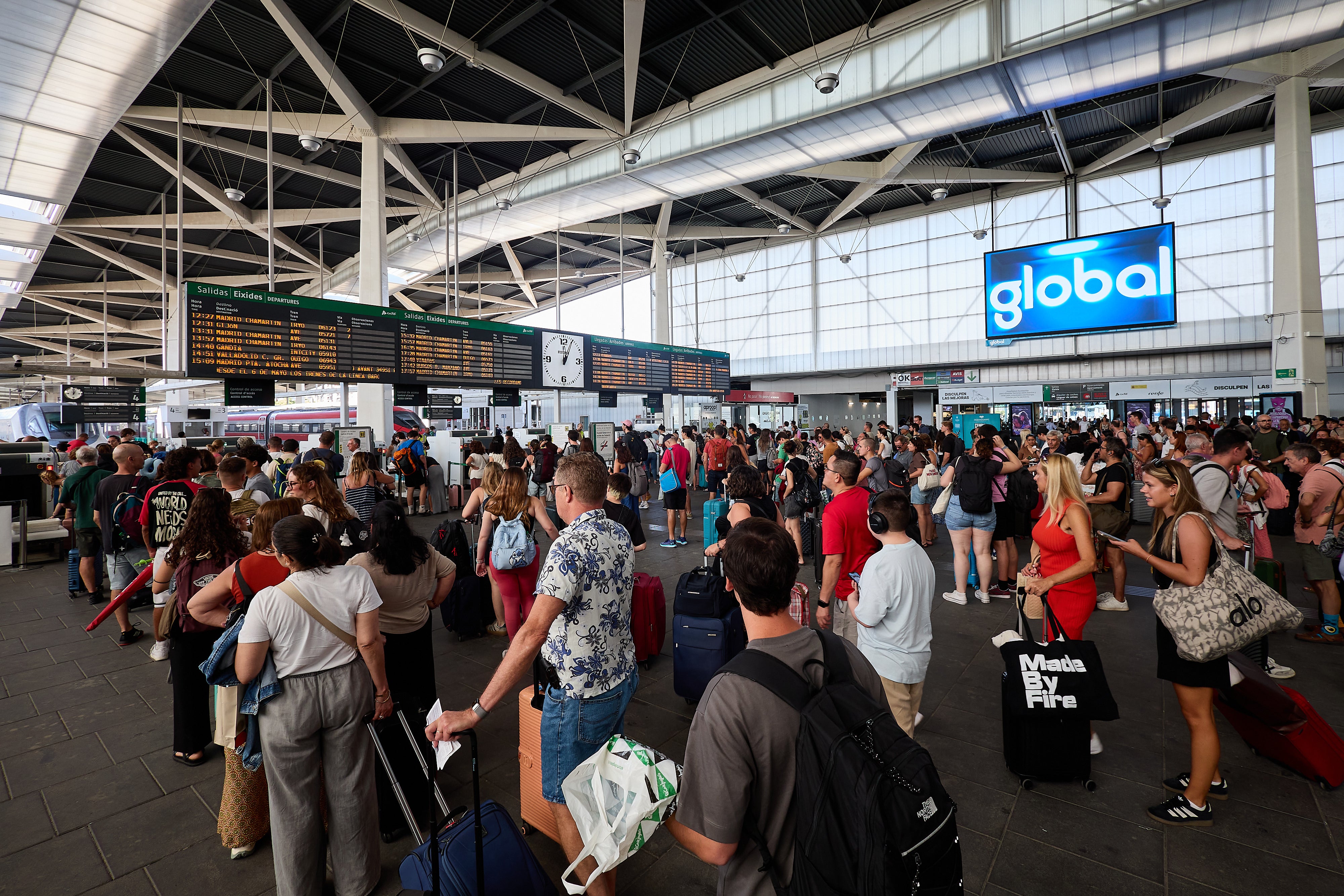 Viajeros de un tren de Sevilla a Valencia, detenidos de noche una hora y media: «Notamos un olor potente, no como de quemado, pero similar»